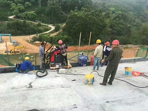 金属建材防腐如何解决? 一种新的聚脲材料好么?(图1) Q5800聚脲喷涂机屋面防水施工案例