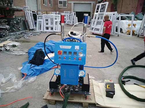 建筑物的隔热材料有哪些?各自的特点是什么?(图1) 建筑物的隔热聚氨酯材料发泡机
