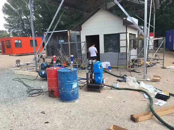 聚氨酯喷涂机原料输出量1分钟多少公斤?(图1) 聚氨酯发泡机移动房保温施工